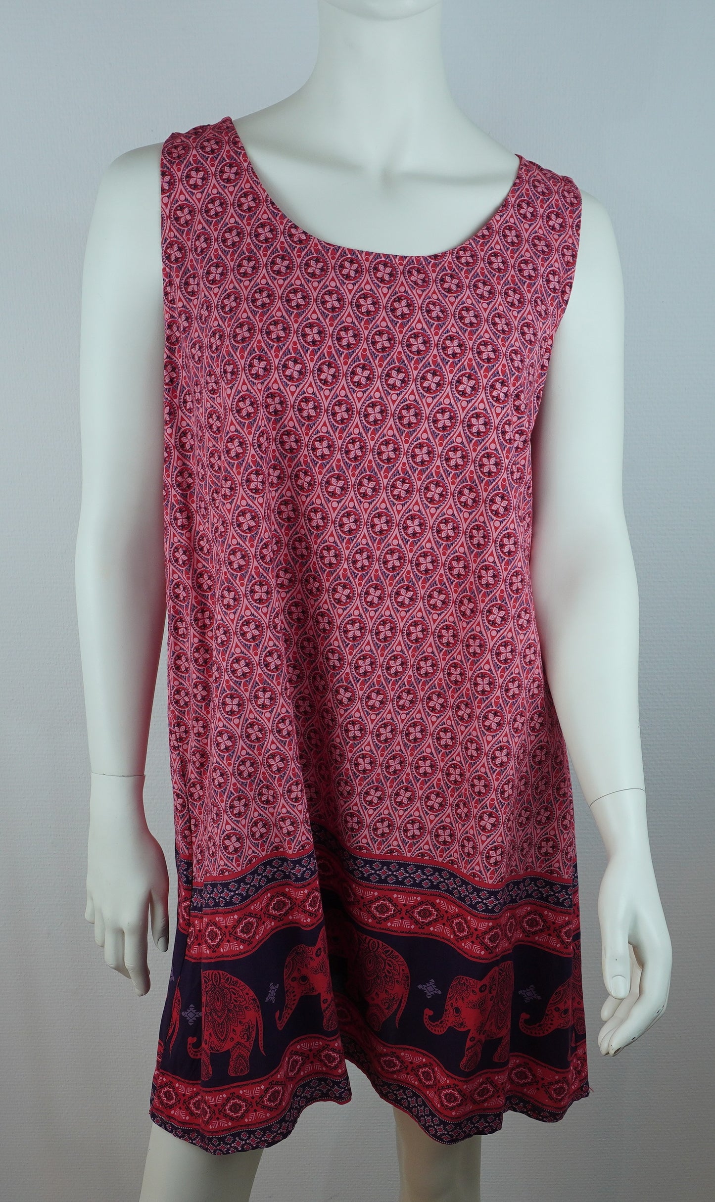 Kleid mit Elefanten-Muster / 100% Viskose – Rot/Bordeaux