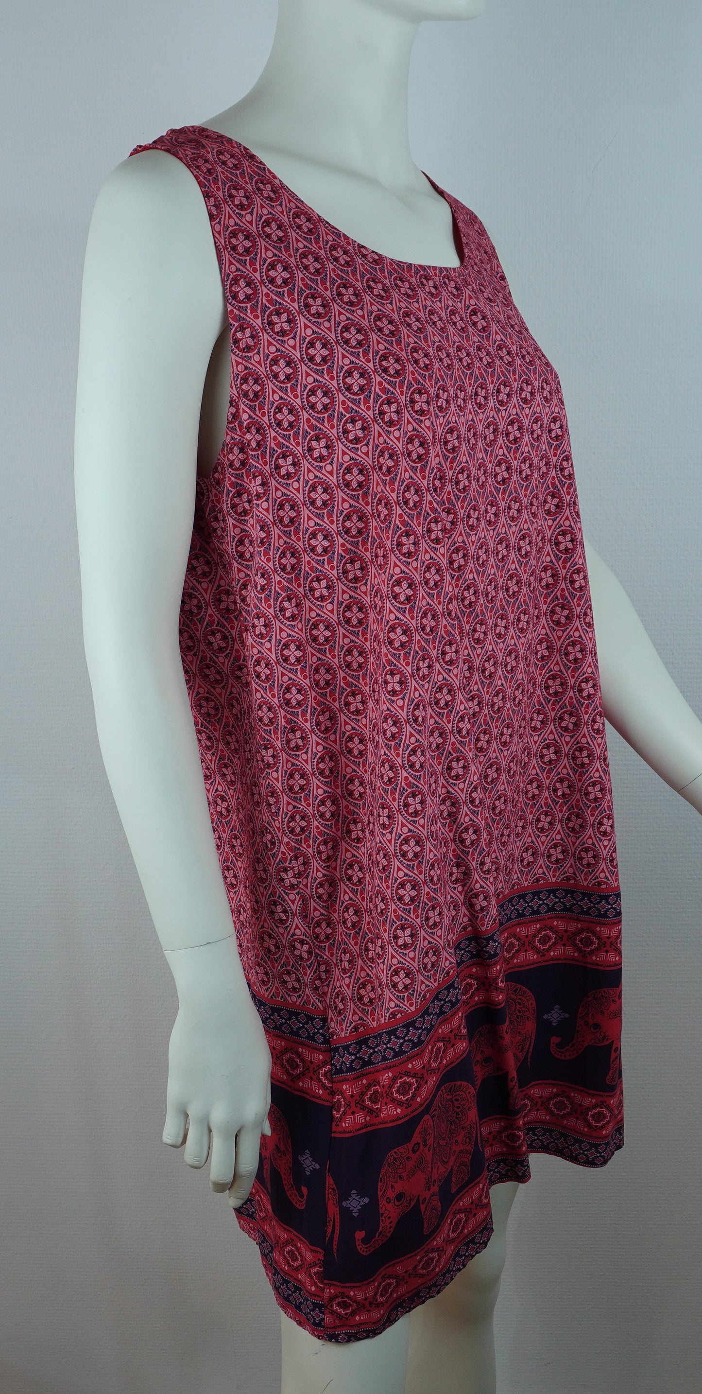 Kleid mit Elefanten-Muster / 100% Viskose – Rot/Bordeaux