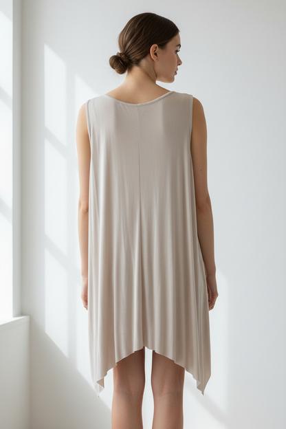 Asymmetrische Tunika Beige – Model Rücken