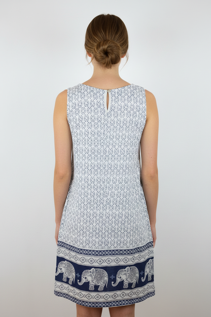 Kleid Elefanten-Muster Weiß – Model Rücken