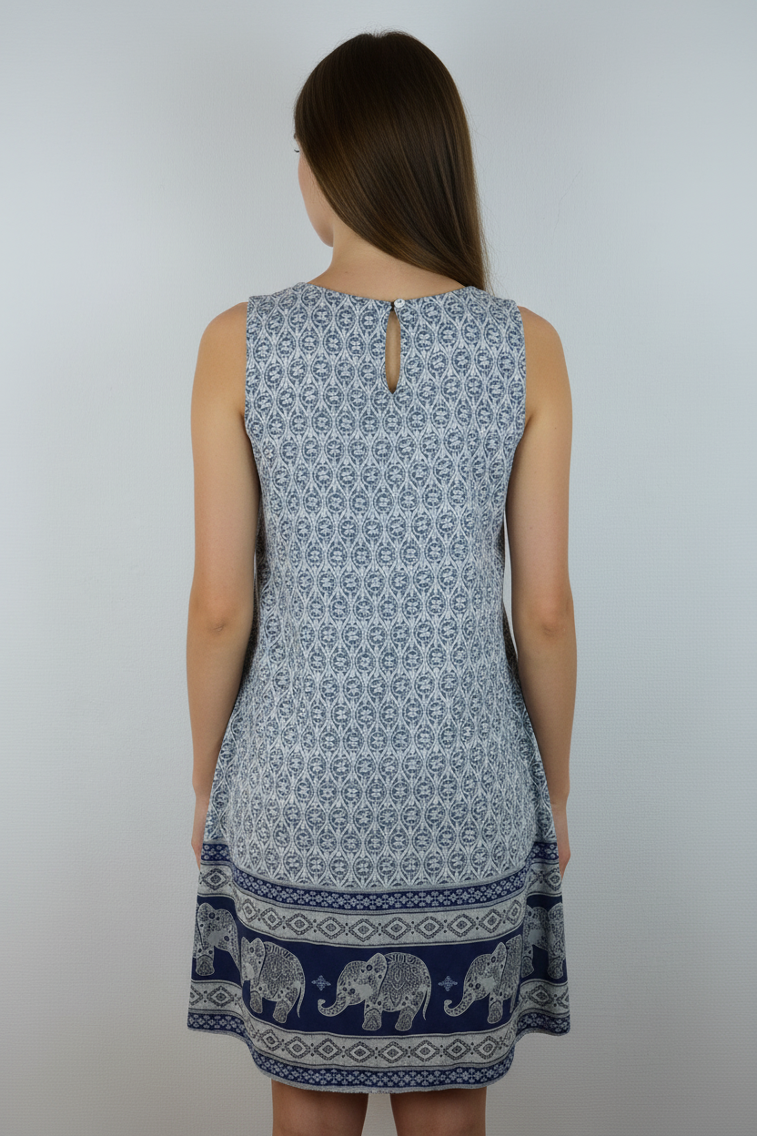 Kleid Elefanten-Muster Hellblau – Model Rücken