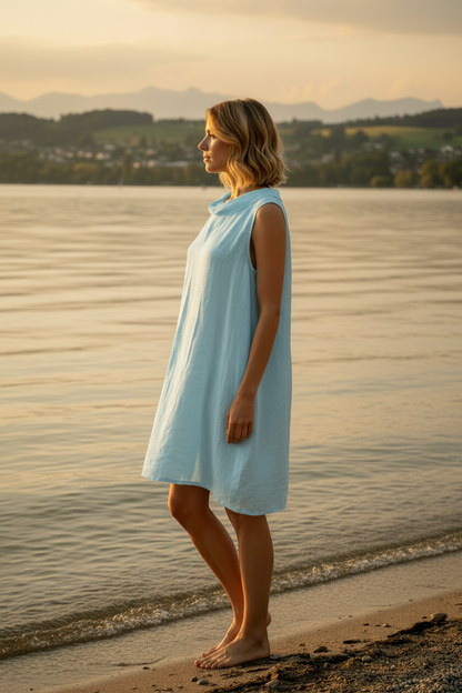 Hellblaues Leinenkleid – Seitenansicht Bodensee