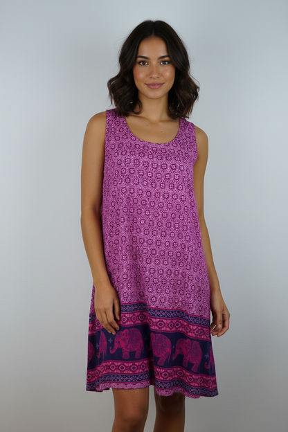 Kleid Elefanten-Muster Pink – Model Front