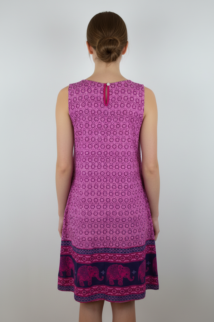 Kleid Elefanten-Muster Pink – Model Rücken