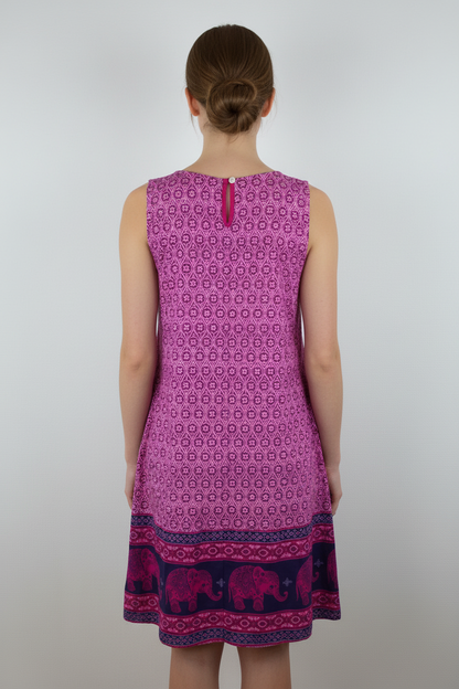 Kleid Elefanten-Muster Pink – Model Rücken