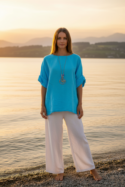 Leinen-Oberteil Türkisblau mit Boho-Kette – Vorderansicht Bodensee