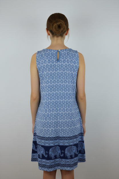 Kleid Elefanten-Muster Blau – Model Rücken
