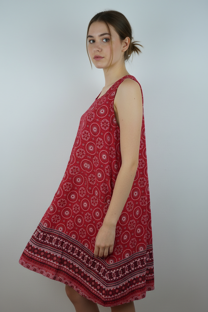 Kleid Ethno-Muster Rot – Model Seite