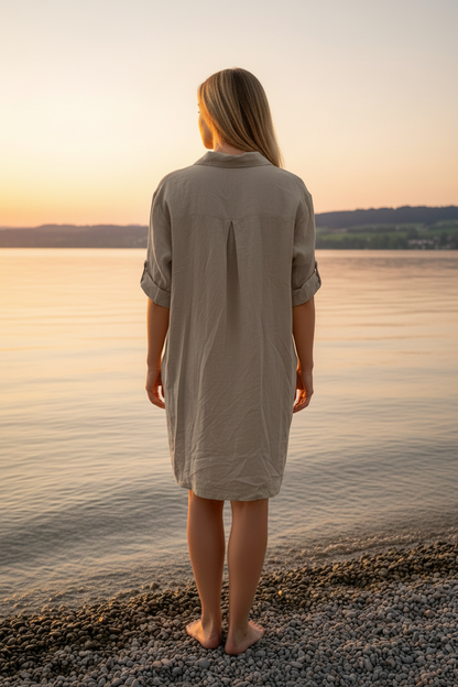 Leinenkleid Greige – Rückenansicht Bodensee