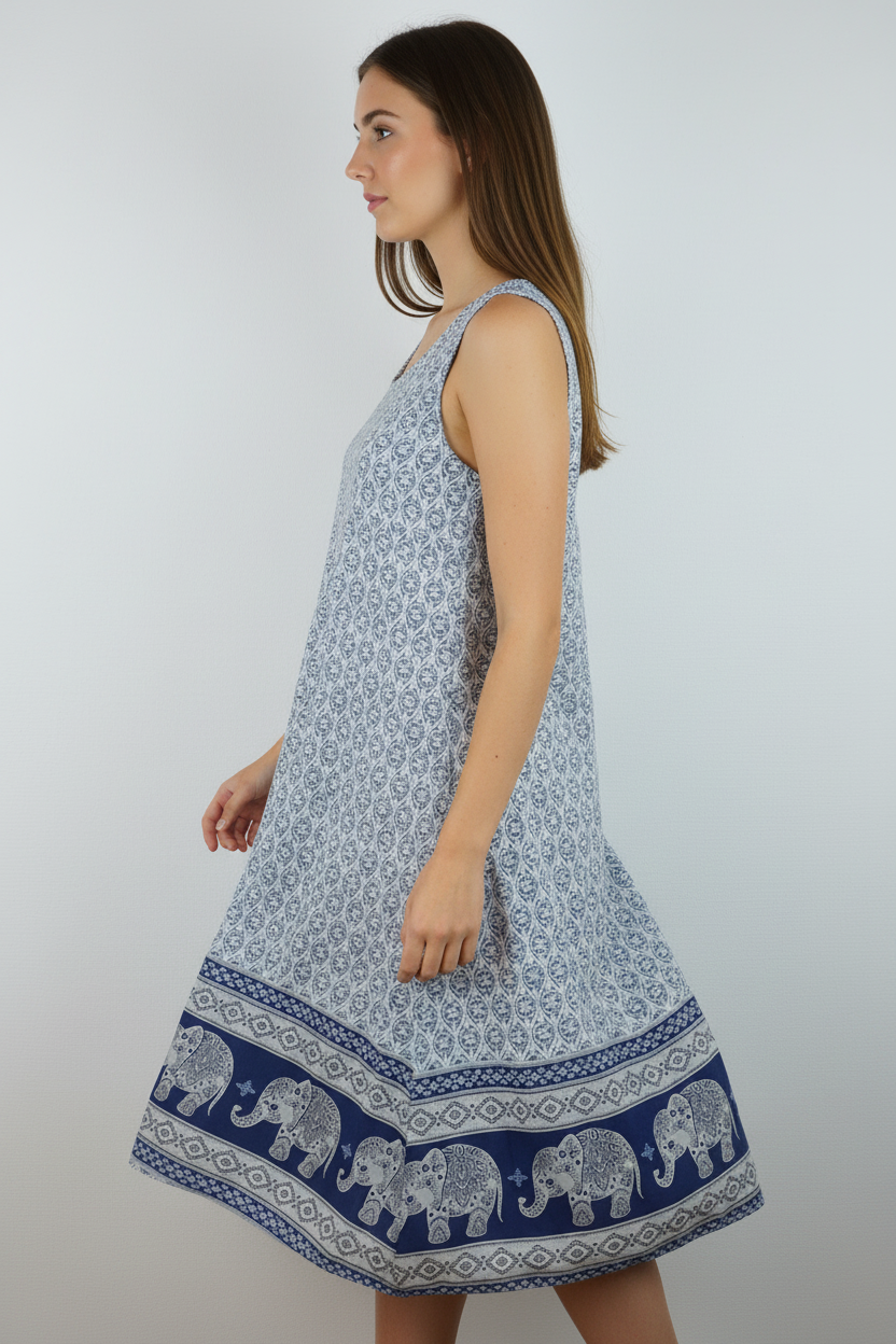 Kleid Elefanten-Muster Hellblau – Model Seite
