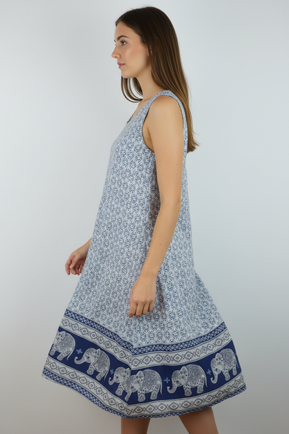 Kleid Elefanten-Muster Hellblau – Model Seite