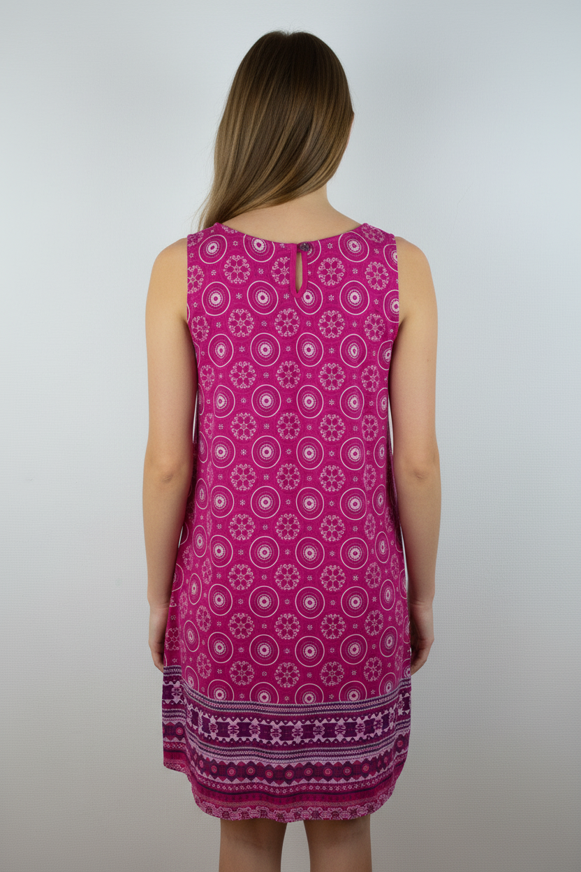 Kleid Ethno-Muster Pink – Model Rücken
