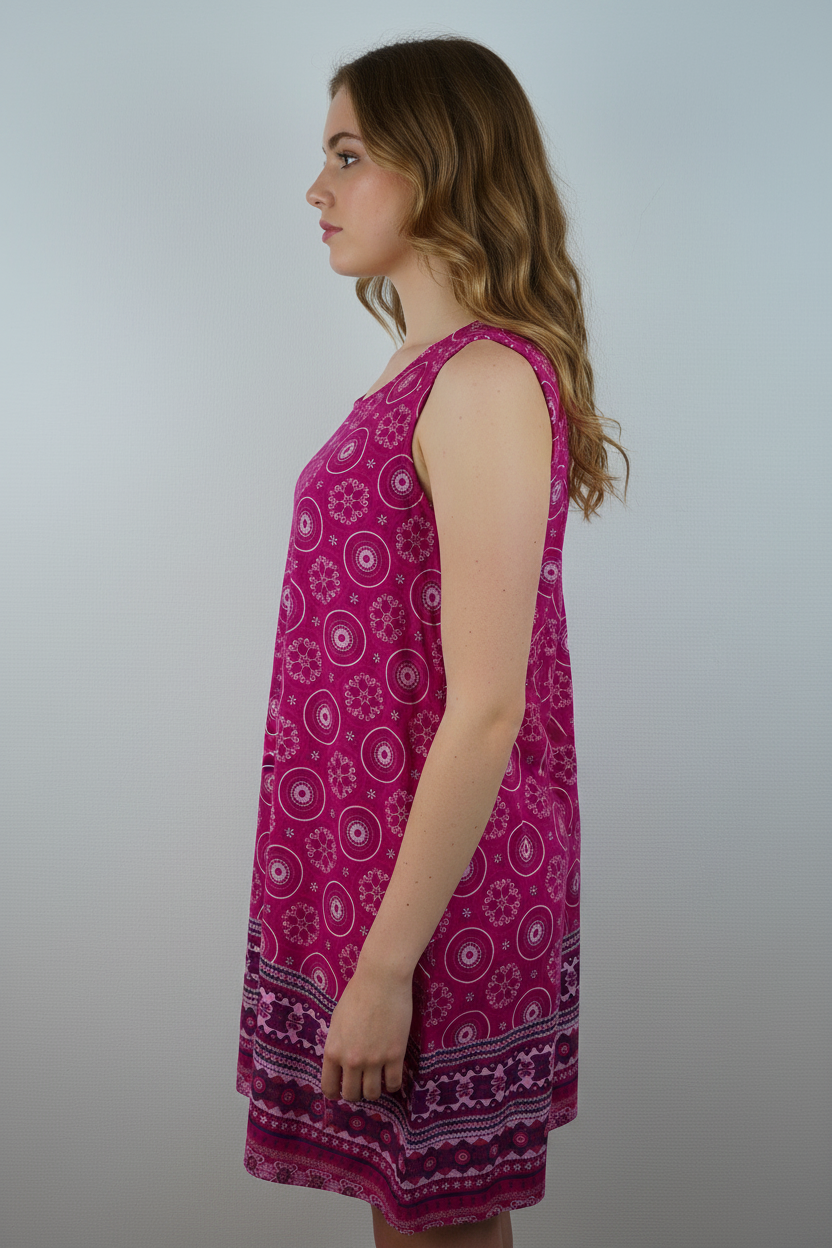 Kleid Ethno-Muster Pink – Model Seite