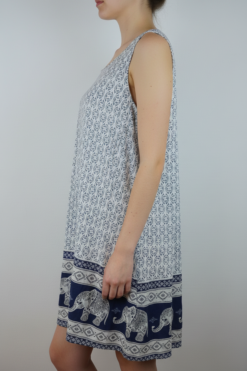 Kleid Elefanten-Muster Weiß – Model Seite