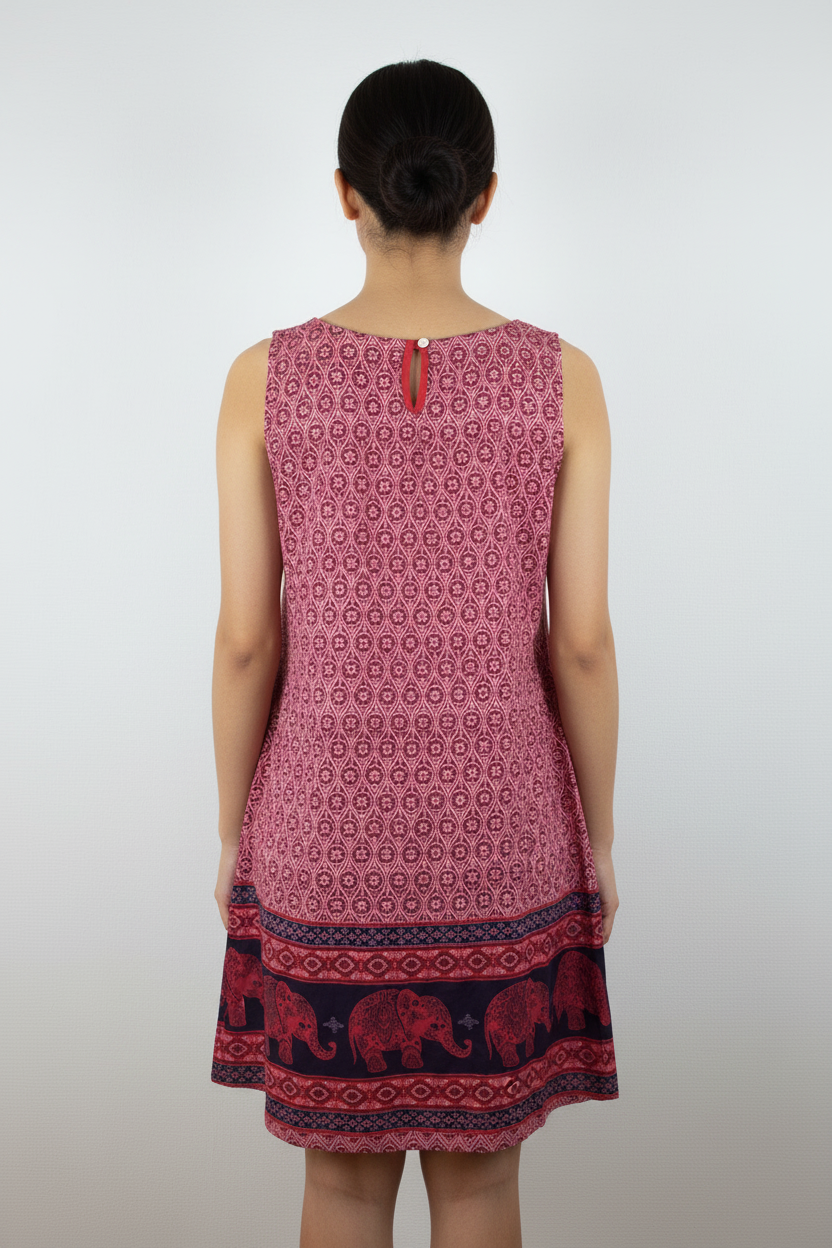 Kleid Elefanten-Muster Rot – Model Rücken