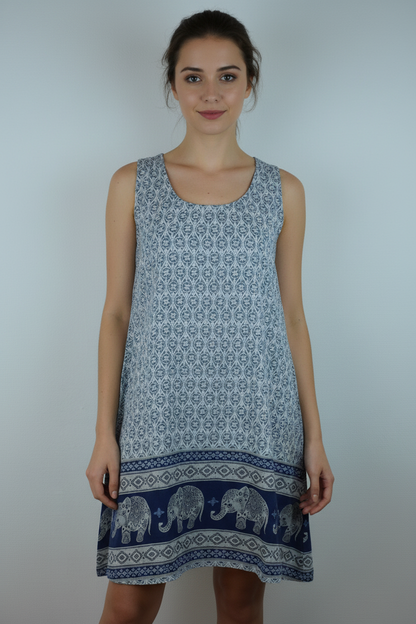 Kleid Elefanten-Muster Hellblau – Model Front